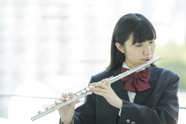 女子校生 日本人 演奏の写真素材 ストックフォト アマナイメージズ