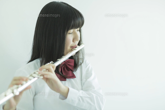 女子校生 日本人 演奏の写真素材 ストックフォト アマナイメージズ