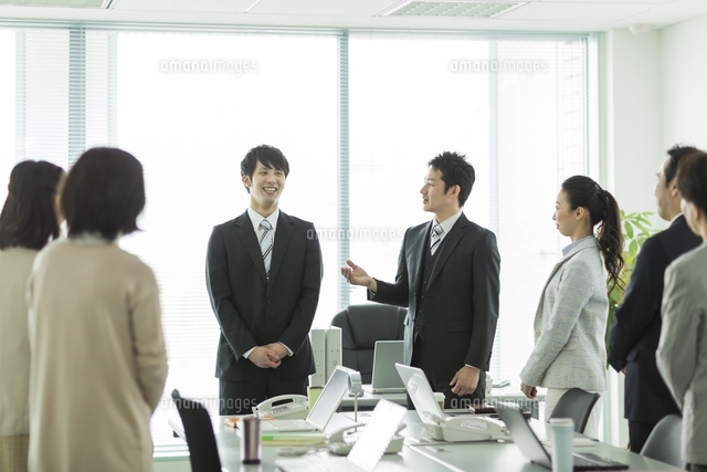 自己紹介をするビジネスマン の写真素材 イラスト素材 アマナイメージズ 自己紹介をするビジネスマン の写真素材 イラスト素材 アマナイメージズ