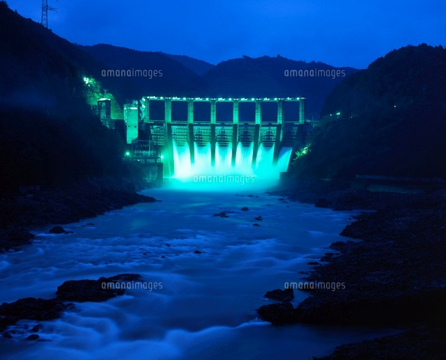 七色ダムの放流 の写真素材 イラスト素材 アマナイメージズ