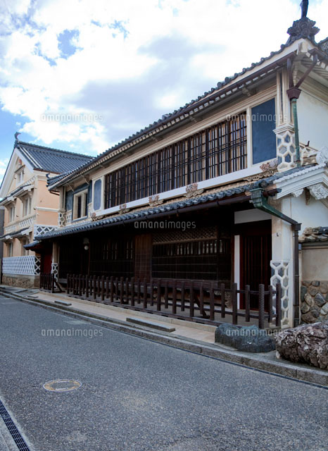 内子の白壁土蔵の町並み の写真素材 イラスト素材 アマナイメージズ