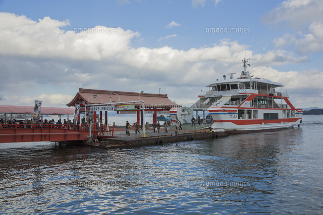 宮島のフェリー桟橋と下船客 の写真素材 イラスト素材 アマナイメージズ
