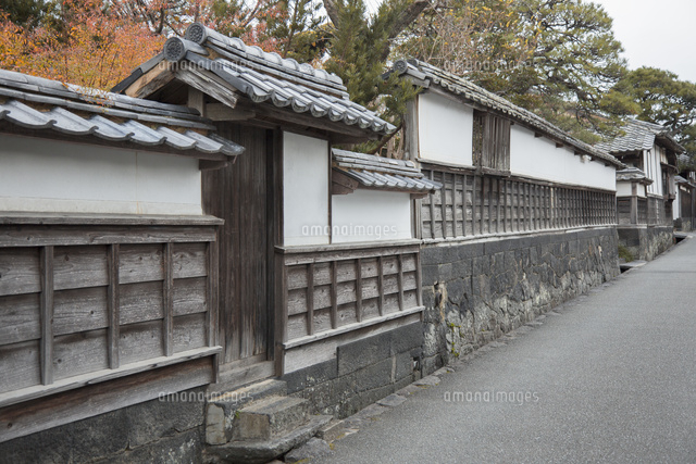 萩城下町の白壁と黒板壁が連なる江戸屋横丁 の写真素材 イラスト素材 アマナイメージズ