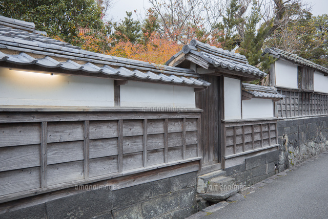 萩城下町の白壁と黒板壁が連なる江戸屋横丁 の写真素材 イラスト素材 アマナイメージズ