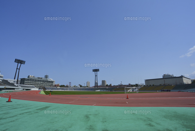 新潟市陸上競技場のトラック の写真素材 イラスト素材 アマナイメージズ