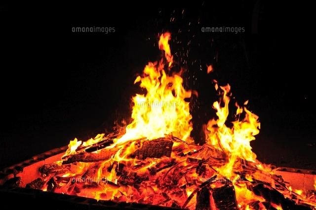 お焚きあげの炎 の写真素材 イラスト素材 アマナイメージズ