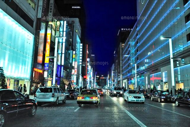 夜の中央通り銀座七丁目交差点[10372001044]の写真・イラスト