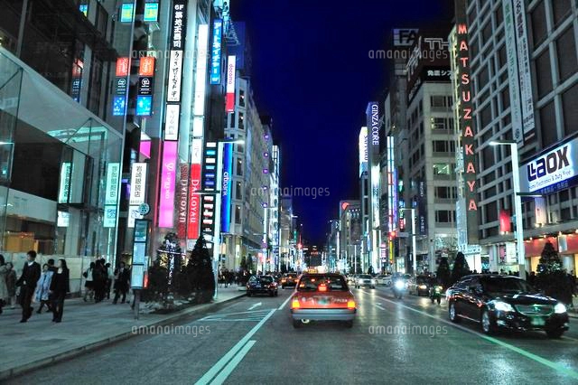 夜の中央通り銀座七丁目交差点[10372001044]の写真・イラスト