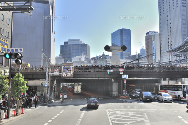 芝田交差点梅田駅前 の写真素材 イラスト素材 アマナイメージズ 芝田交差点梅田駅前 の写真素材 イラスト素材 アマナイメージズ