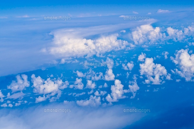 機内より雲を望む[10376002668]の写真・イラスト素材｜アマナイメージズ