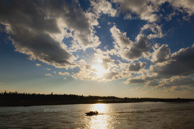 イリ川と雲 の写真素材 イラスト素材 アマナイメージズ