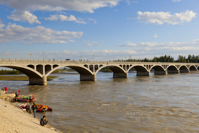 イリ川と大橋 の写真素材 イラスト素材 アマナイメージズ