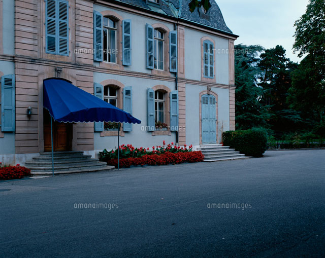 玄関に日よけと花壇のある建物 の写真素材 イラスト素材 アマナイメージズ