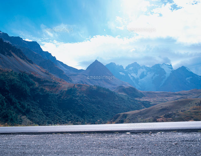 山並みと道路 の写真素材 イラスト素材 アマナイメージズ