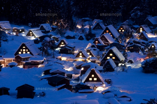 雪の白川郷合掌集落の夜景[10383000246]の写真・イラスト素材｜アマナ