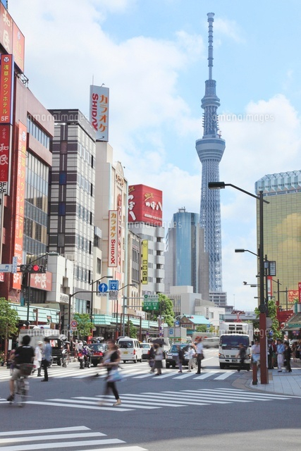 東京スカイツリーと雷門交差点 の写真素材 イラスト素材 アマナイメージズ