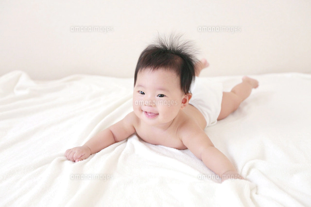 体重計に乗った生まれた直後の赤ちゃん の写真素材 イラスト素材 アマナイメージズ
