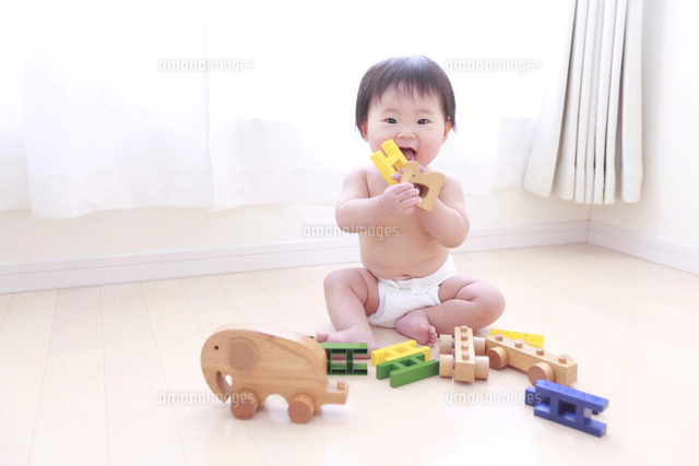 体重計に乗った生まれた直後の赤ちゃん の写真素材 イラスト素材 アマナイメージズ