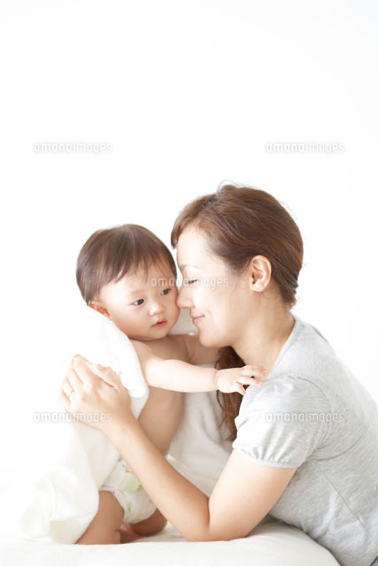 赤ちゃんを抱き寄せる母親 の写真素材 イラスト素材 アマナイメージズ