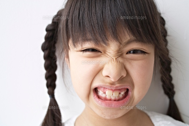 睨む少女 の写真素材 イラスト素材 アマナイメージズ