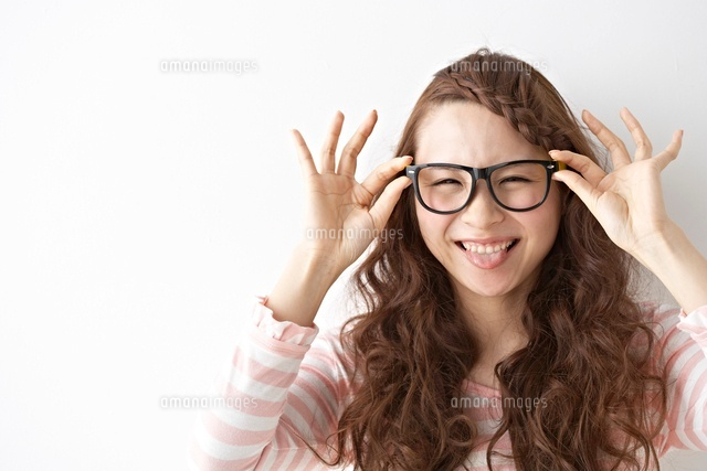 眼鏡をかける女性 の写真素材 イラスト素材 アマナイメージズ
