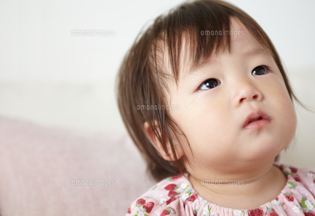 泣き止んだ赤ちゃんが何かを見つめている の写真素材 イラスト素材 アマナイメージズ 泣き止んだ赤ちゃんが何かを見つめている の写真素材 イラスト素材 アマナイメージズ