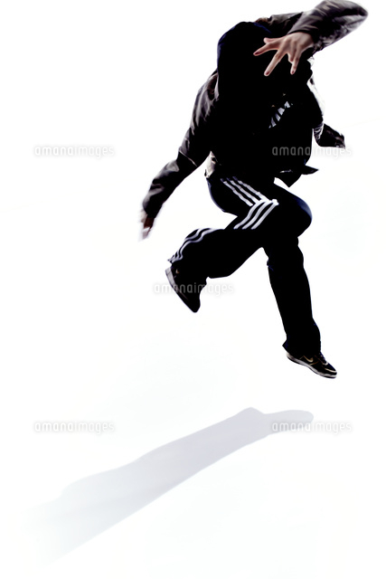 ダンスをする女性のシルエット の写真素材 イラスト素材 アマナイメージズ