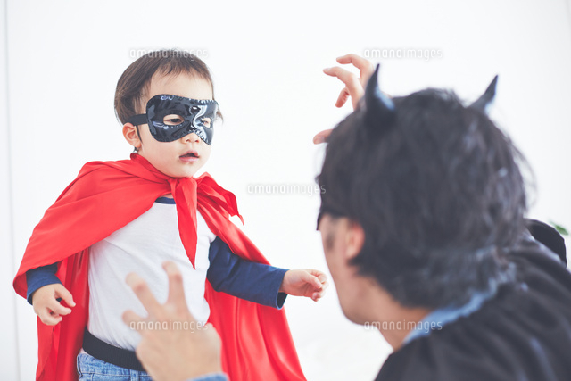 パパと闘っているちびっこスーパーマン の写真素材 イラスト素材 アマナイメージズ
