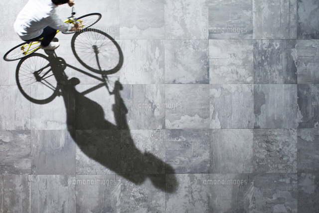 光が差し込む石の床を自転車で走る男性 の写真素材 イラスト素材 アマナイメージズ 光が差し込む石の床を自転車で走る男性 の写真素材 イラスト素材 アマナイメージズ