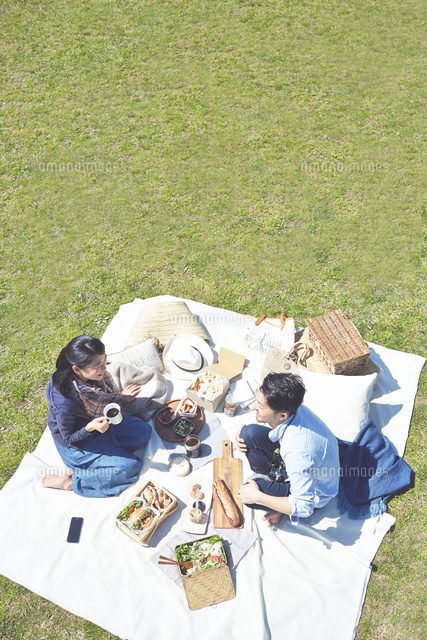 公園でピクニックをするカップル の写真素材 イラスト素材 アマナイメージズ 公園でピクニックをするカップル の写真素材 イラスト素材 アマナイメージズ