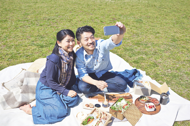 公園でピクニックをするカップル の写真素材 イラスト素材 アマナイメージズ 公園でピクニックをするカップル の写真素材 イラスト素材 アマナイメージズ
