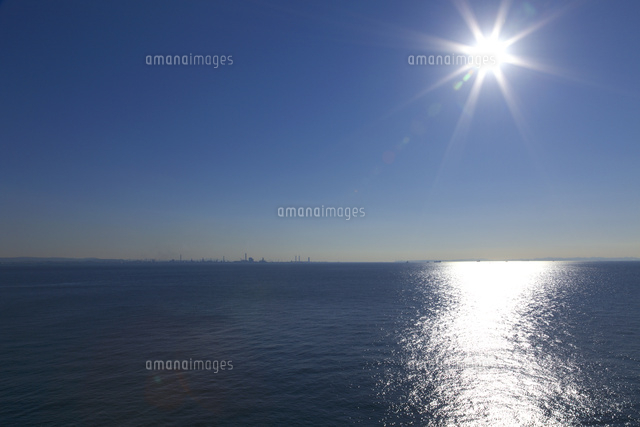 輝く海面と太陽 の写真素材 イラスト素材 アマナイメージズ