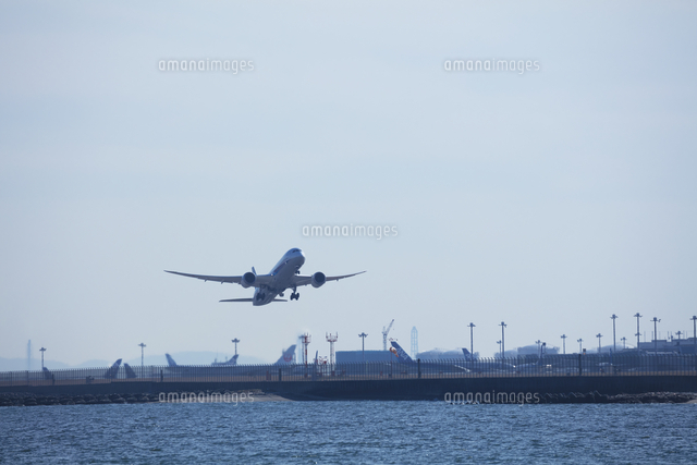 飛行機の離陸 の写真素材 イラスト素材 アマナイメージズ