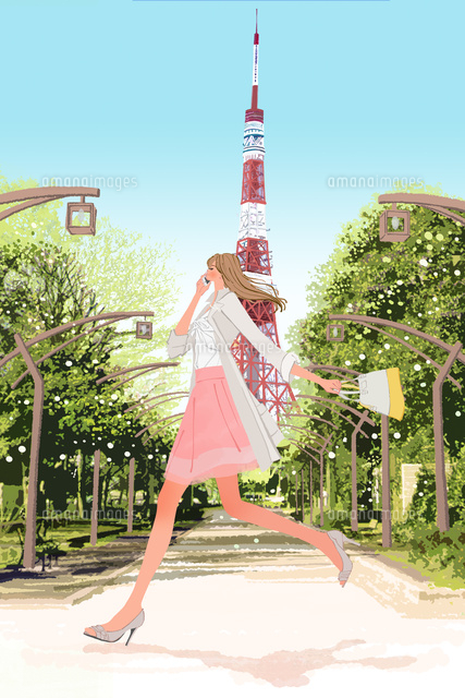 東京タワーのそばを携帯電話をかけながら走る春の女性 の写真素材 イラスト素材 アマナイメージズ