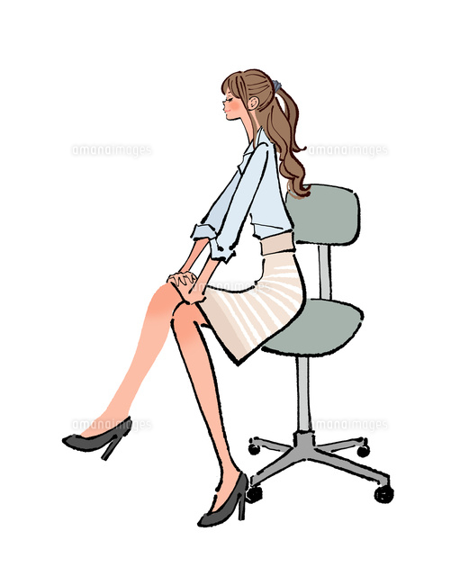 オフィスで椅子に座り太もものストレッチをするol の写真素材 イラスト素材 アマナイメージズ