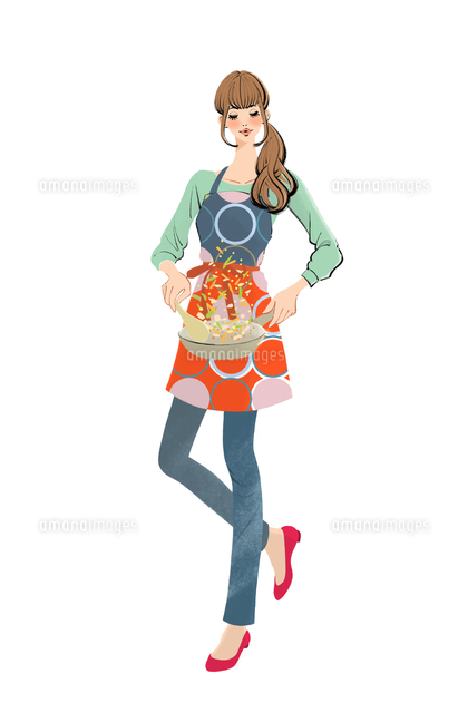 エプロンをしてフライパンで料理をする女性 の写真素材 イラスト素材 アマナイメージズ
