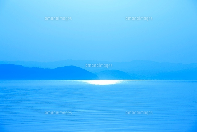 琵琶湖湖面に映る太陽のきらめき[10404000689]の写真・イラスト素材