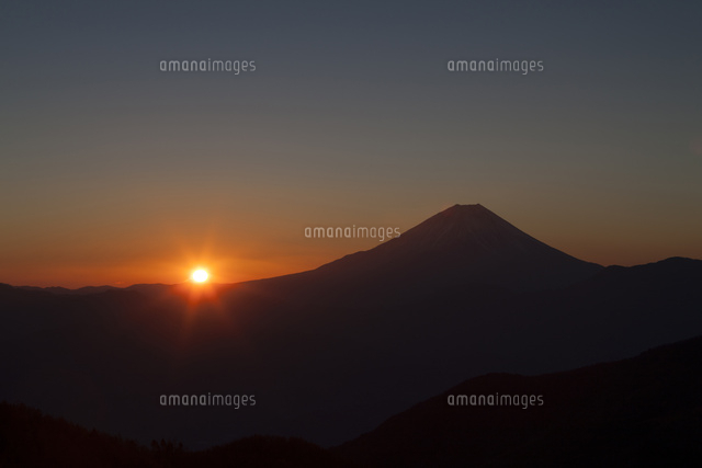 櫛形山から見る富士山と日の出 の写真素材 イラスト素材 アマナイメージズ