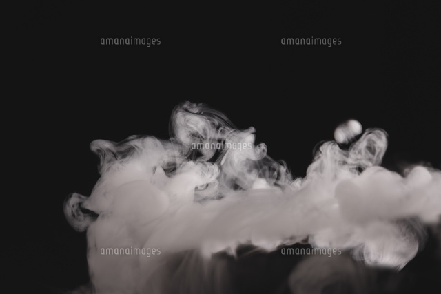 ドライアイスの煙 の写真素材 イラスト素材 アマナイメージズ