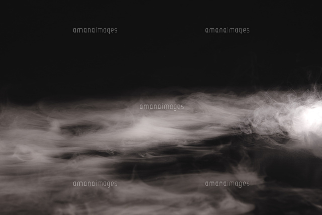 ドライアイスの煙 の写真素材 イラスト素材 アマナイメージズ