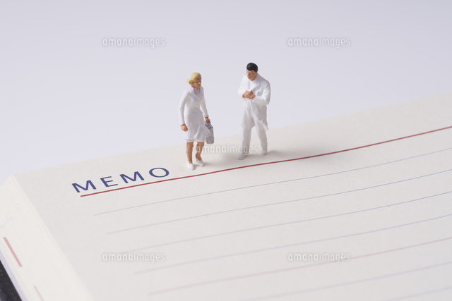 白衣のミニチュア人形とメモ帳 の写真素材 イラスト素材 アマナイメージズ