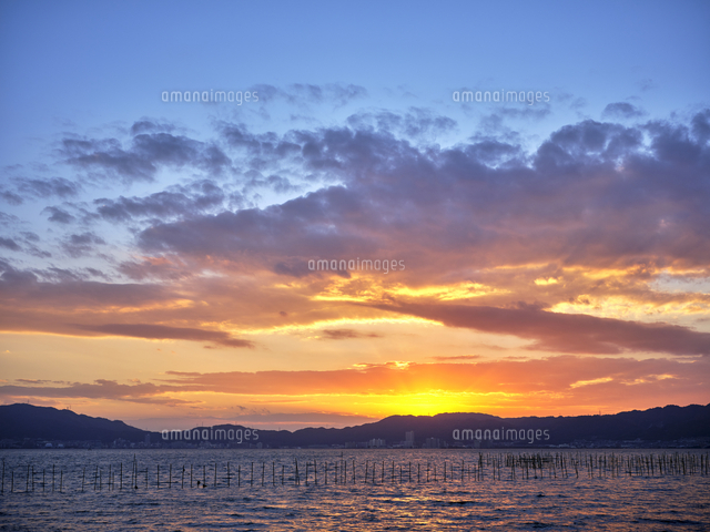 琵琶湖湖畔の夕日[10404018996]の写真・イラスト素材｜アマナ