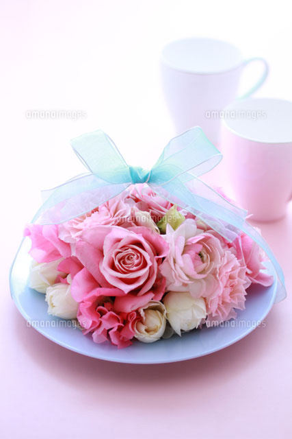 お皿の上のフラワーアレンジとリボンとコップ の写真素材 イラスト素材 アマナイメージズ