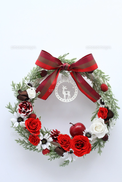 赤バラ・白バラ・松かさ・赤チェック柄リボン・鹿オーナメント付き  