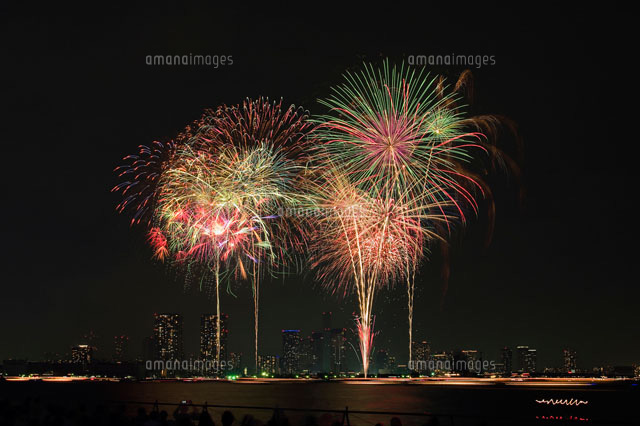 東京湾大華火祭 打上花火 割物 の写真素材 イラスト素材 アマナイメージズ