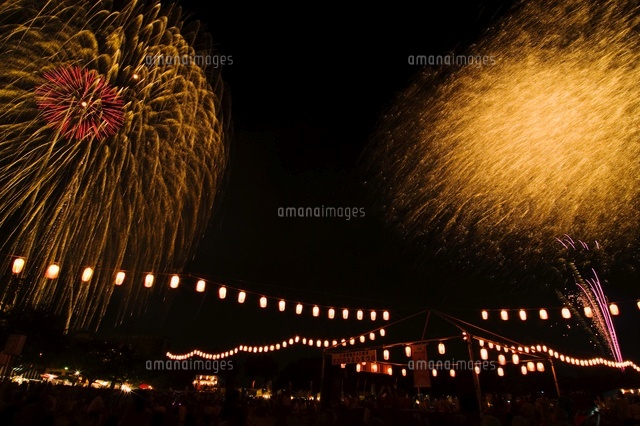 みよしまつりの打上花火 割物とスターマイン の写真素材 イラスト素材 アマナイメージズ
