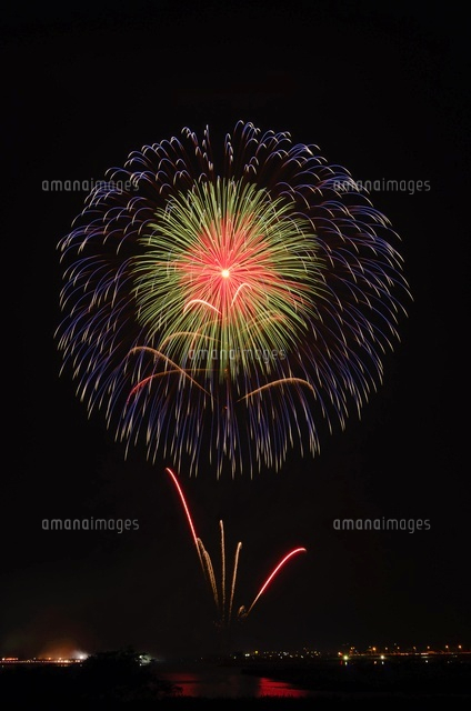 水郷おみがわ花火大会の割物 の写真素材 イラスト素材 アマナイメージズ