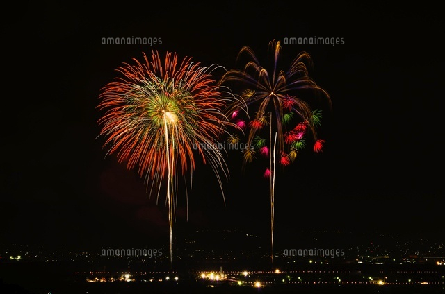 神明の花火の打上花火 の写真素材 イラスト素材 アマナイメージズ