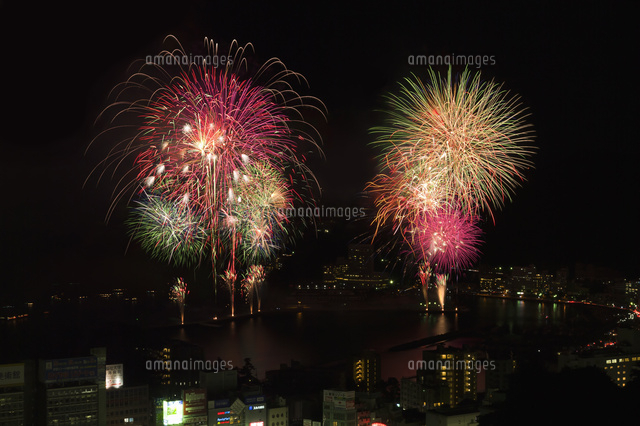 熱海海上花火大会のワイド打上花火 の写真素材 イラスト素材 アマナイメージズ