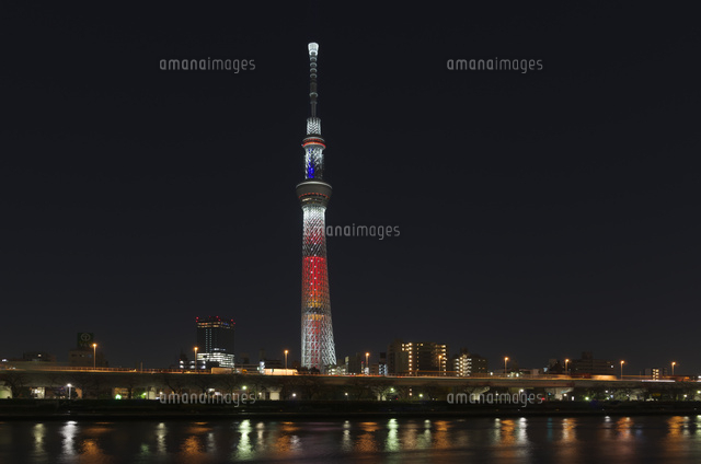東京スカイツリー キャンドルツリー と隅田川と首都高夜景 の写真素材 イラスト素材 アマナイメージズ